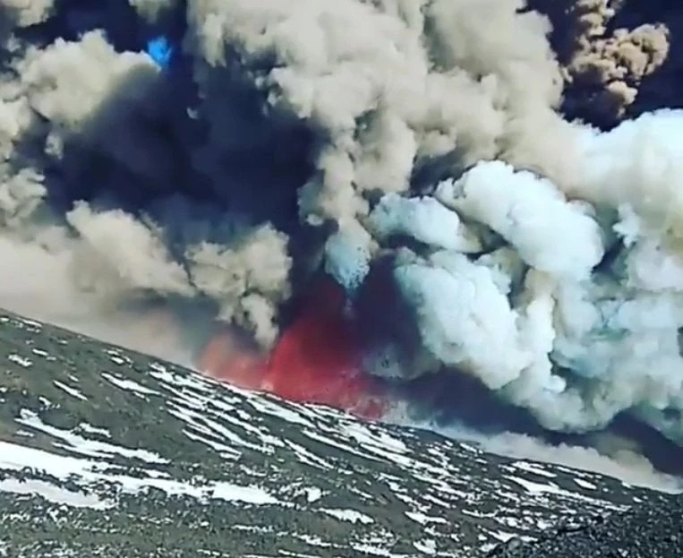 Η έκρηξη του ηφαιστείου στη Σικελία τραβηγμένη από τα 2.900μ. (βίντεο)